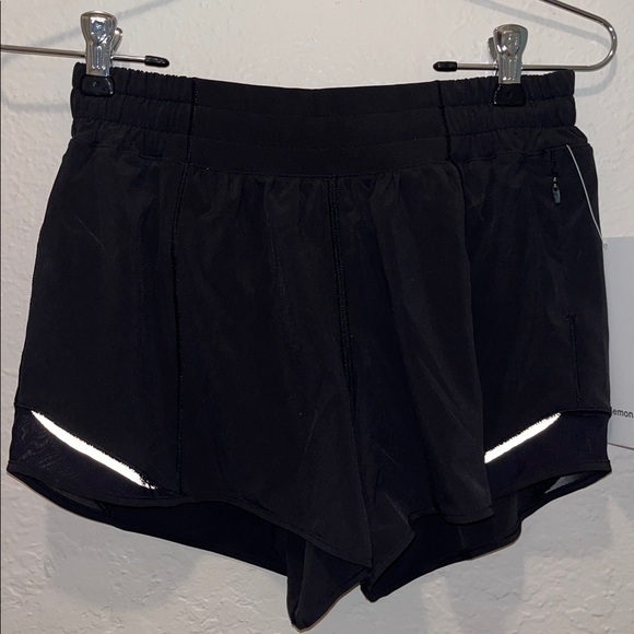 Lululemon hotty hot LR shorts 4” lined NEW - Picture 1 of 12